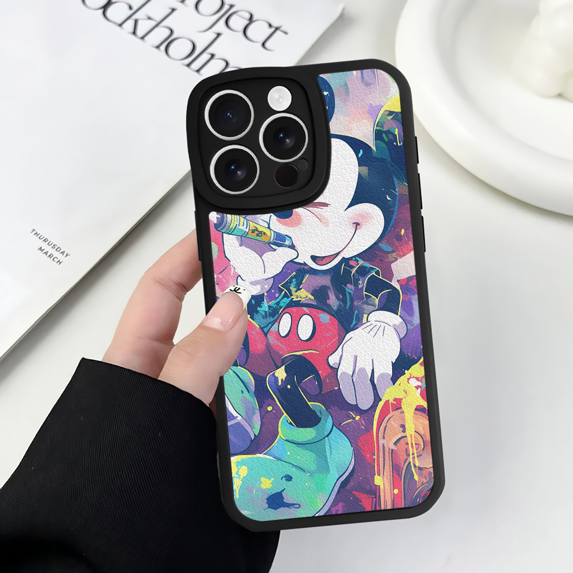 （画像用） ミッキーマウス Mickey Mouse 【iPhone 16シリーズ対応】シリコンスマホケース（レザー調） 材質：シリコン